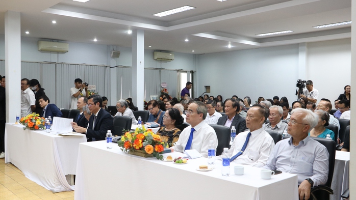 Ra mắt hồi ký "Đã là thuyền phải ra khơi" của cố GS-TS Trần Hồng Quân - Ảnh 2. Ra mắt hồi ký "Đã là thuyền phải ra khơi" của cố GS-TS Trần Hồng Quân - Ảnh 2.