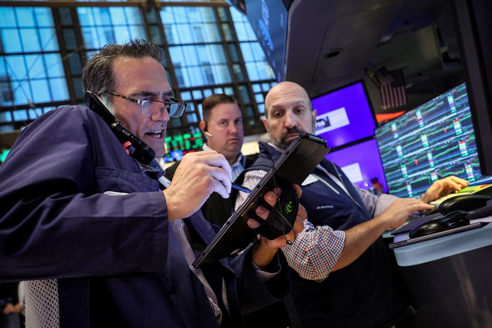 Các nhà giao dịch làm việc tại Sở giao dịch chứng khoán New York - Mỹ hôm 3-7 Ảnh: REUTERS Các nhà giao dịch làm việc tại Sở giao dịch chứng khoán New York - Mỹ hôm 3-7 Ảnh: REUTERS