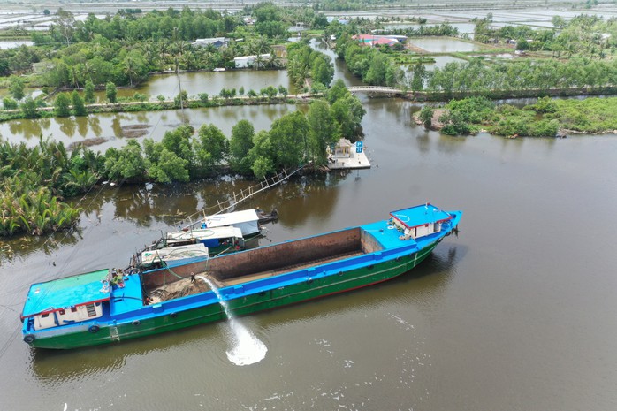 Cát biển được khẩn trương bơm lên công trình đường cao tốc thành phần Hậu Giang - Cà Mau thuộc Dự án đầu tư xây dựng đường bộ cao tốc Bắc - Nam phía Đông, giai đoạn 2021-2025 Ảnh: VÂN DU Cát biển được khẩn trương bơm lên công trình đường cao tốc thành phần Hậu Giang - Cà Mau thuộc Dự án đầu tư xây dựng đường bộ cao tốc Bắc - Nam phía Đông, giai đoạn 2021-2025 Ảnh: VÂN DU