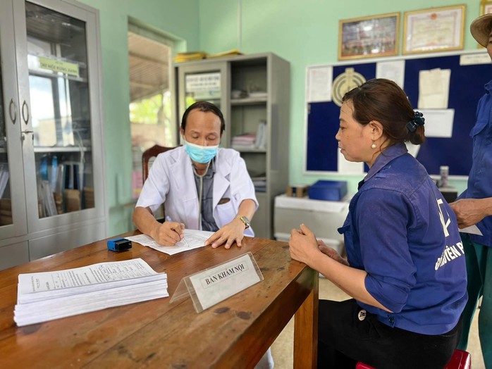 Công nhân Công ty TNHH MTV Gỗ Nguyên Phong trong lần khám sức khỏe định kỳ gần đây Công nhân Công ty TNHH MTV Gỗ Nguyên Phong trong lần khám sức khỏe định kỳ gần đây