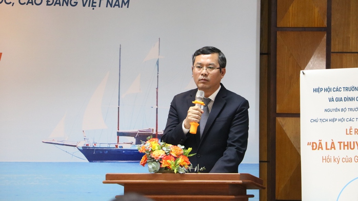 Ra mắt hồi ký "Đã là thuyền phải ra khơi" của cố GS-TS Trần Hồng Quân - Ảnh 1. Ra mắt hồi ký "Đã là thuyền phải ra khơi" của cố GS-TS Trần Hồng Quân - Ảnh 1.