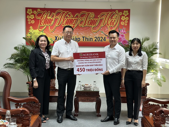 Agribank Chi nhánh tỉnh Long An dành hơn 700 triệu đồng cho hoạt động an sinh xã hội Xuân Giáp Thìn 2024
- Ảnh 1. Agribank Chi nhánh tỉnh Long An dành hơn 700 triệu đồng cho hoạt động an sinh xã hội Xuân Giáp Thìn 2024
- Ảnh 1.