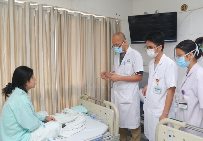 Hai người phụ nữ mù mắt, hoại tử ngực sau tiêm filler- Ảnh 2. Hai người phụ nữ mù mắt, hoại tử ngực sau tiêm filler- Ảnh 2.