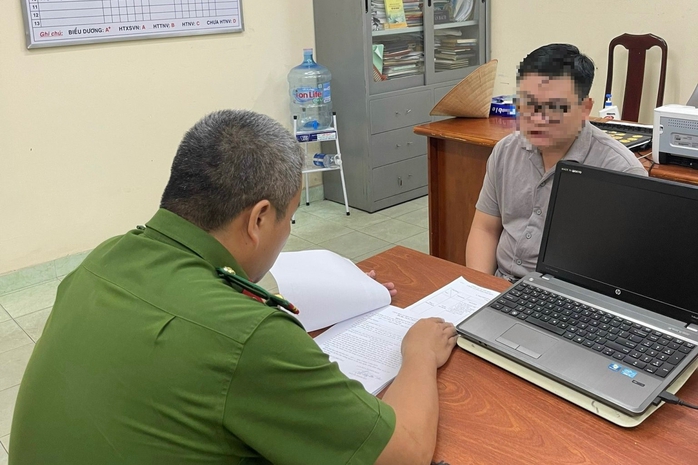 Công an làm việc với tài xế ô tô đánh người tới tấp- Ảnh 1. Công an làm việc với tài xế ô tô đánh người tới tấp- Ảnh 1.
