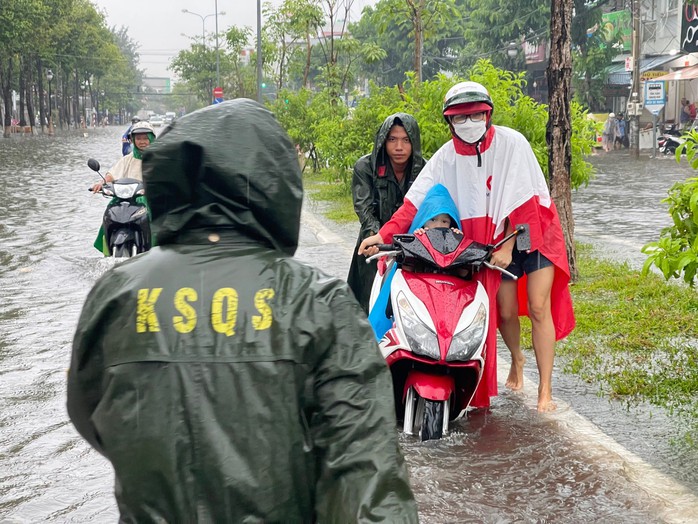 Hành động đẹp của bộ đội khi TP Rạch Giá chìm trong biển nước- Ảnh 1. Hành động đẹp của bộ đội khi TP Rạch Giá chìm trong biển nước- Ảnh 1.
