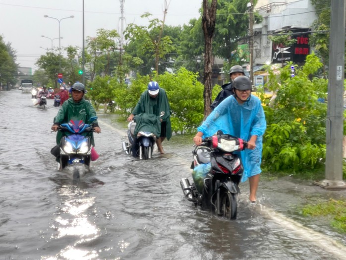 Hành động đẹp của bộ đội khi TP Rạch Giá chìm trong biển nước- Ảnh 2. Hành động đẹp của bộ đội khi TP Rạch Giá chìm trong biển nước- Ảnh 2.