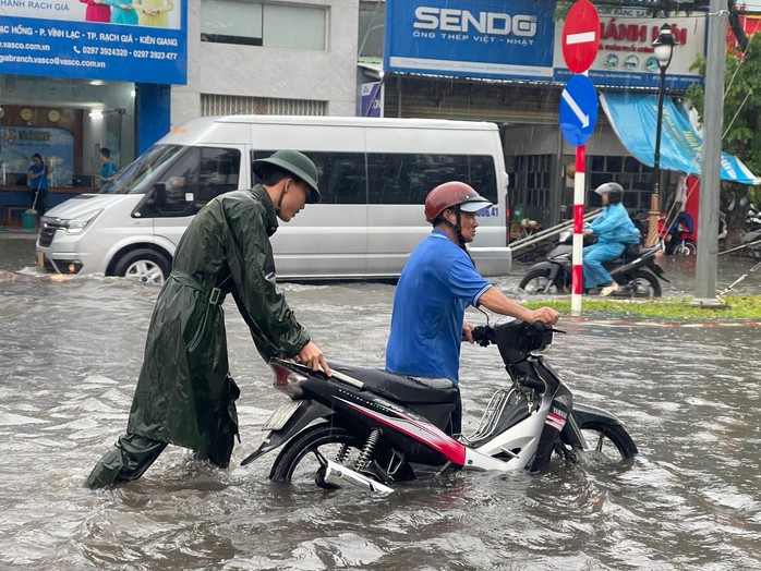 Hành động đẹp của bộ đội khi TP Rạch Giá chìm trong biển nước- Ảnh 6. Hành động đẹp của bộ đội khi TP Rạch Giá chìm trong biển nước- Ảnh 6.