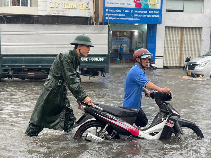 Hành động đẹp của bộ đội khi TP Rạch Giá chìm trong biển nước- Ảnh 7. Hành động đẹp của bộ đội khi TP Rạch Giá chìm trong biển nước- Ảnh 7.