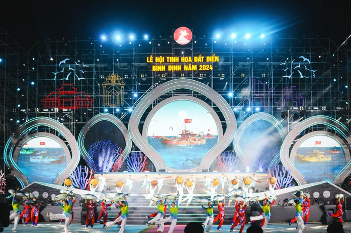 Tưng bừng đêm khai mạc lễ hội Tinh hoa đất biển Bình Định năm 2024- Ảnh 1. Tưng bừng đêm khai mạc lễ hội Tinh hoa đất biển Bình Định năm 2024- Ảnh 1.