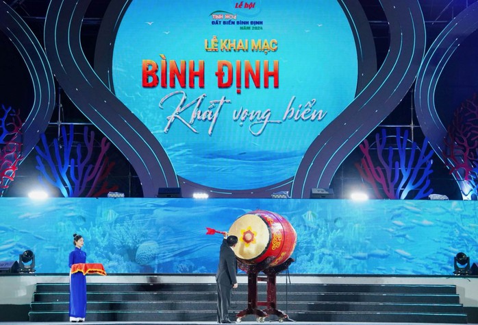 Tưng bừng đêm khai mạc lễ hội Tinh hoa đất biển Bình Định năm 2024- Ảnh 4. Tưng bừng đêm khai mạc lễ hội Tinh hoa đất biển Bình Định năm 2024- Ảnh 4.