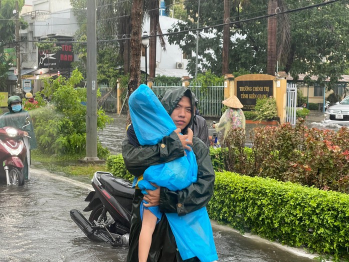 Hành động đẹp của bộ đội khi TP Rạch Giá chìm trong biển nước- Ảnh 9. Hành động đẹp của bộ đội khi TP Rạch Giá chìm trong biển nước- Ảnh 9.