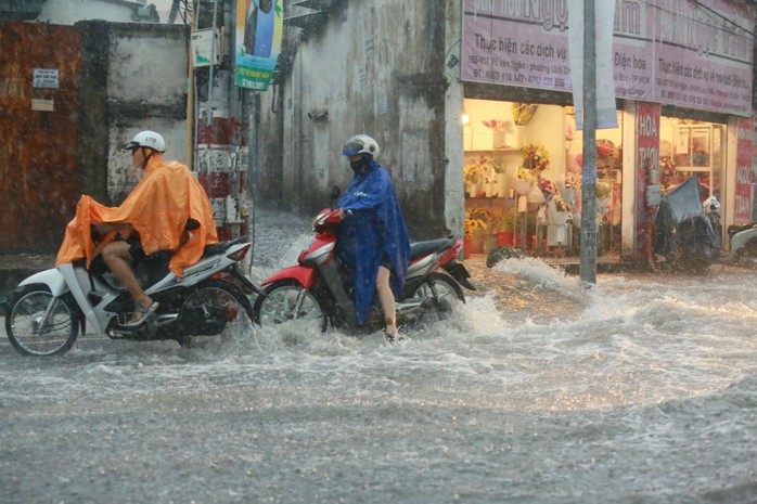TP HCM: Ngập nước, tiếng ồn, lấn chiếm lòng lề đường “nóng” trên Cổng 1022 - Ảnh 3.