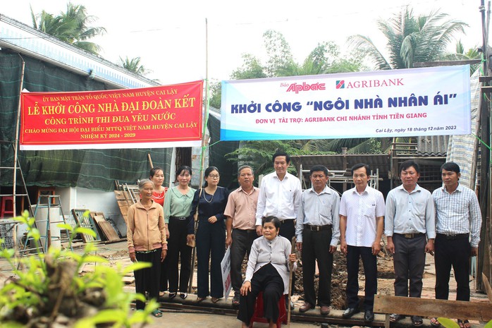 Agribank Tiền Giang trao kinh phí xây "Ngôi nhà nhân ái" cho đối tượng có hoàn cảnh khó khăn- Ảnh 1. Agribank Tiền Giang trao kinh phí xây "Ngôi nhà nhân ái" cho đối tượng có hoàn cảnh khó khăn- Ảnh 1.