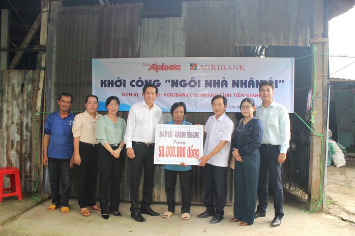 Agribank Tiền Giang trao kinh phí xây "Ngôi nhà nhân ái" cho đối tượng có hoàn cảnh khó khăn- Ảnh 2. Agribank Tiền Giang trao kinh phí xây "Ngôi nhà nhân ái" cho đối tượng có hoàn cảnh khó khăn- Ảnh 2.