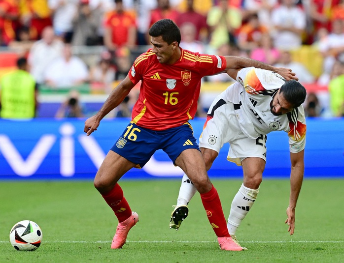 Rodri ứng viên nặng ký của danh hiệu “Cầu thủ xuất sắc nhất” Euro 2024 Ảnh: REUTERS Rodri ứng viên nặng ký của danh hiệu “Cầu thủ xuất sắc nhất” Euro 2024 Ảnh: REUTERS