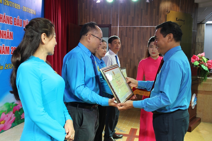 Ông Trần Đăng Công Nghĩa, Chủ tịch Công đoàn ngành y tế TP HCM, trao bằng khen của Tổng LĐLĐ Việt Nam cho các cá nhân có nhiều đóng góp trong Tháng Công nhân Ông Trần Đăng Công Nghĩa, Chủ tịch Công đoàn ngành y tế TP HCM, trao bằng khen của Tổng LĐLĐ Việt Nam cho các cá nhân có nhiều đóng góp trong Tháng Công nhân