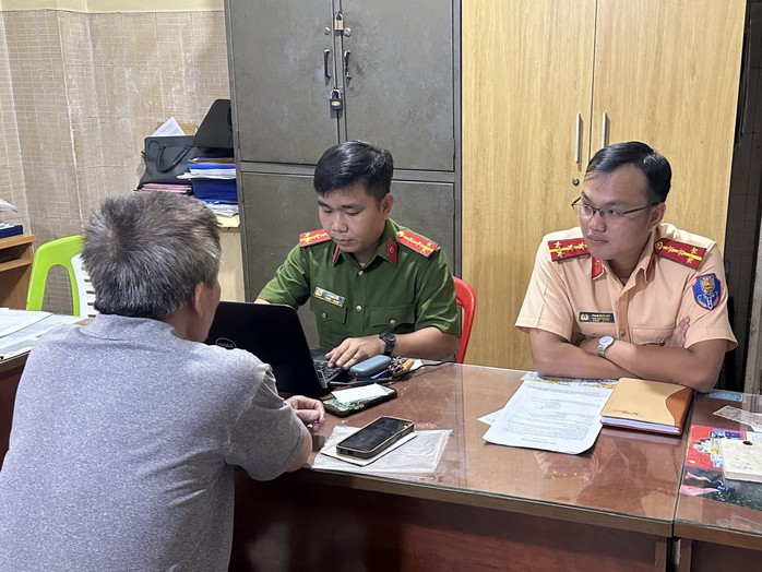 Tài xế ô tô nói đánh phụ nữ không quen biết vì "nóng nảy"- Ảnh 1. Tài xế ô tô nói đánh phụ nữ không quen biết vì "nóng nảy"- Ảnh 1.