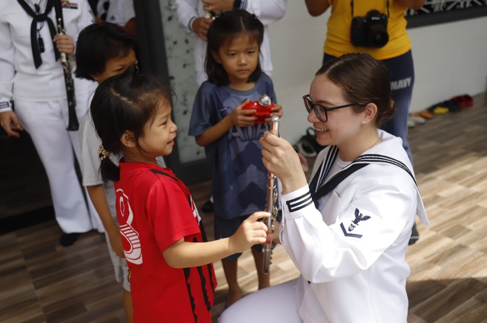 Thủy thủ Hải quân Mỹ giao lưu cùng trẻ em mồ côi Khánh Hòa- Ảnh 5. Thủy thủ Hải quân Mỹ giao lưu cùng trẻ em mồ côi Khánh Hòa- Ảnh 5.