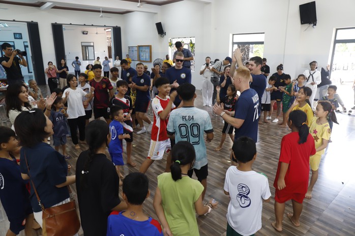 Thủy thủ Hải quân Mỹ giao lưu cùng trẻ em mồ côi Khánh Hòa- Ảnh 3. Thủy thủ Hải quân Mỹ giao lưu cùng trẻ em mồ côi Khánh Hòa- Ảnh 3.