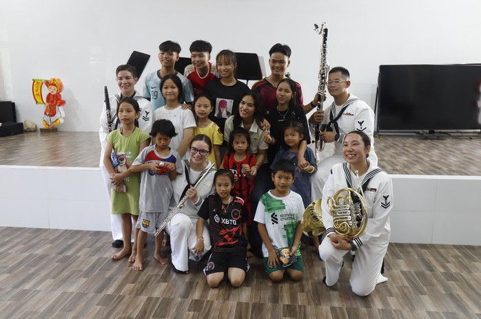 Thủy thủ Hải quân Mỹ giao lưu cùng trẻ em mồ côi Khánh Hòa- Ảnh 6. Thủy thủ Hải quân Mỹ giao lưu cùng trẻ em mồ côi Khánh Hòa- Ảnh 6.