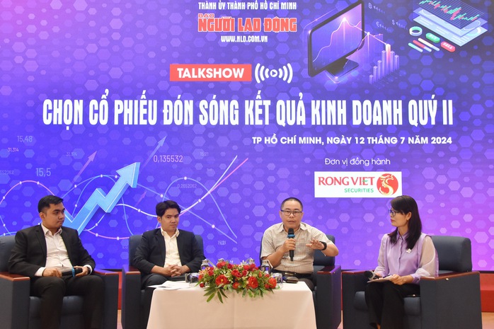 Các chuyên gia trao đổi tại talkshow chứng khoán do Báo Người Lao Động tổ chức chiều 12-7Ảnh: Tấn Thạnh Các chuyên gia trao đổi tại talkshow chứng khoán do Báo Người Lao Động tổ chức chiều 12-7Ảnh: Tấn Thạnh