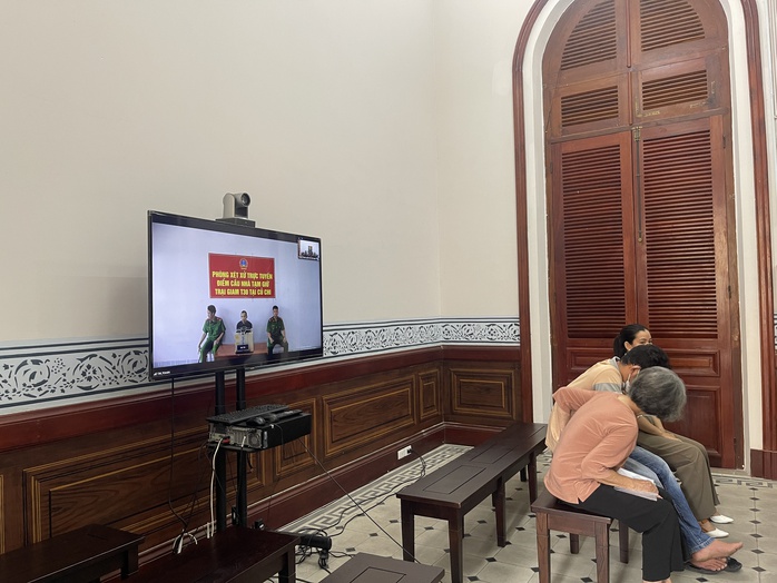 Những người thân của bị cáo Lê Văn Vàng an ủi nhau tại phiên xử trực tuyến Những người thân của bị cáo Lê Văn Vàng an ủi nhau tại phiên xử trực tuyến