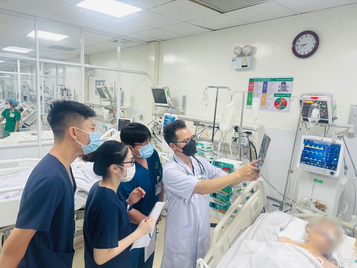 Truyền dịch tại nhà: Dao hai lưỡi!- Ảnh 1. Truyền dịch tại nhà: Dao hai lưỡi!- Ảnh 1.