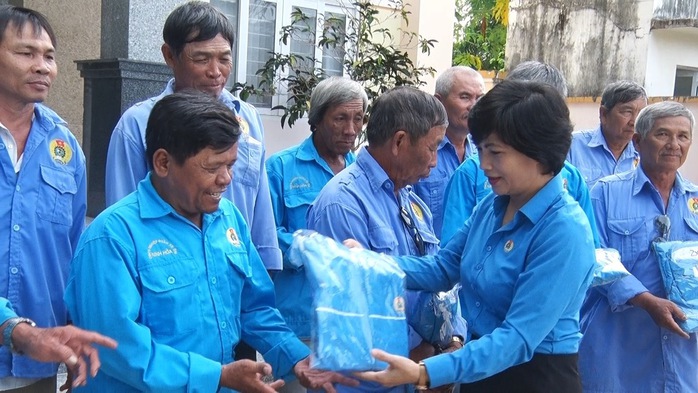Tặng áo khoác cho Đoàn viên Nghiệp đoàn xe ôm Ninh Hoà
- Ảnh 3.