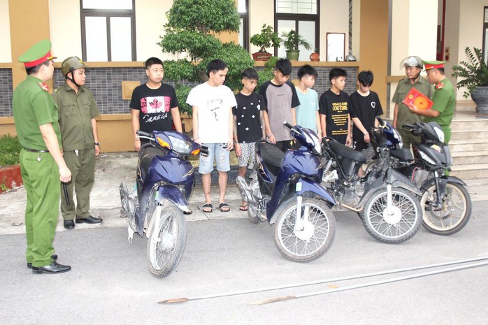 Mang dao phóng lợn đi diễu phố, dọa người đi đường- Ảnh 1. Mang dao phóng lợn đi diễu phố, dọa người đi đường- Ảnh 1.