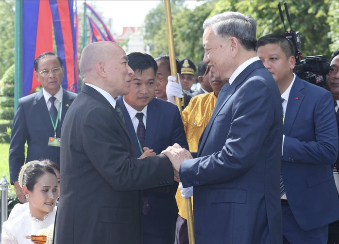 Quốc vương Norodom Sihamoni đón Chủ tịch nước Tô Lâm- Ảnh 1. Quốc vương Norodom Sihamoni đón Chủ tịch nước Tô Lâm- Ảnh 1.