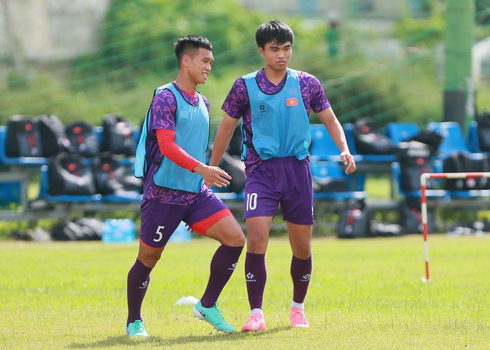 U19 Việt Nam có buổi tập đầu tiên tại TP HCM- Ảnh 2. U19 Việt Nam có buổi tập đầu tiên tại TP HCM- Ảnh 2.