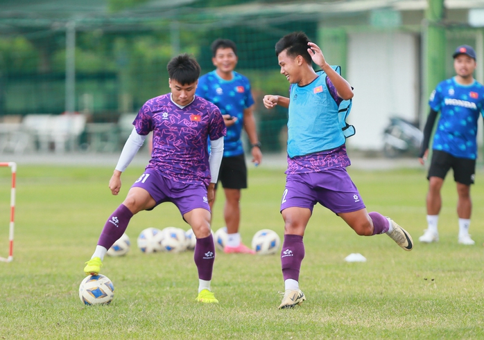 U19 Việt Nam có buổi tập đầu tiên tại TP HCM- Ảnh 1. U19 Việt Nam có buổi tập đầu tiên tại TP HCM- Ảnh 1.