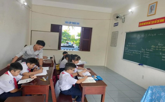 Cuộc thi viết “LÒNG TỐT QUANH TA”: Người thầy nơi "đầu sóng ngọn gió"- Ảnh 2. Cuộc thi viết “LÒNG TỐT QUANH TA”: Người thầy nơi "đầu sóng ngọn gió"- Ảnh 2.
