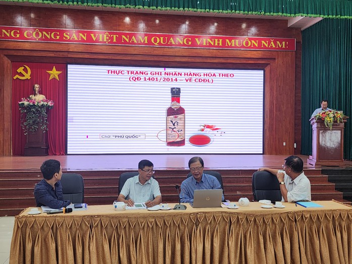Nhiều sản phẩm nước mắm tùy tiện lấy nhãn hiệu Phú Quốc- Ảnh 1. Nhiều sản phẩm nước mắm tùy tiện lấy nhãn hiệu Phú Quốc- Ảnh 1.
