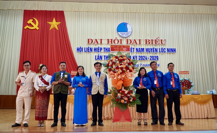 Báo Người Lao Động trao 1.000 lá cờ Tổ quốc, 20 suất kinh phí hỗ trợ học tập cho huyện Lộc Ninh- Ảnh 4. Báo Người Lao Động trao 1.000 lá cờ Tổ quốc, 20 suất kinh phí hỗ trợ học tập cho huyện Lộc Ninh- Ảnh 4.