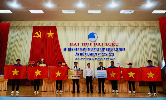 Báo Người Lao Động trao 1.000 lá cờ Tổ quốc, 20 suất kinh phí hỗ trợ học tập cho huyện Lộc Ninh- Ảnh 1. Báo Người Lao Động trao 1.000 lá cờ Tổ quốc, 20 suất kinh phí hỗ trợ học tập cho huyện Lộc Ninh- Ảnh 1.