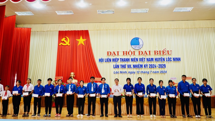 Báo Người Lao Động trao 1.000 lá cờ Tổ quốc, 20 suất kinh phí hỗ trợ học tập cho huyện Lộc Ninh- Ảnh 2. Báo Người Lao Động trao 1.000 lá cờ Tổ quốc, 20 suất kinh phí hỗ trợ học tập cho huyện Lộc Ninh- Ảnh 2.