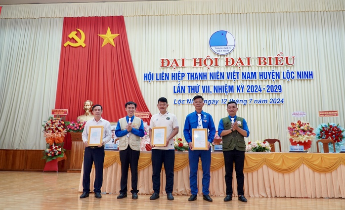 Báo Người Lao Động trao 1.000 lá cờ Tổ quốc, 20 suất kinh phí hỗ trợ học tập cho huyện Lộc Ninh- Ảnh 3. Báo Người Lao Động trao 1.000 lá cờ Tổ quốc, 20 suất kinh phí hỗ trợ học tập cho huyện Lộc Ninh- Ảnh 3.
