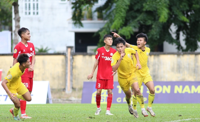 U17 Thể Công Viettel thua sốc Hà Tĩnh, Phù Đổng thắng đậm Bình Dương - Ảnh 1. U17 Thể Công Viettel thua sốc Hà Tĩnh, Phù Đổng thắng đậm Bình Dương - Ảnh 1.