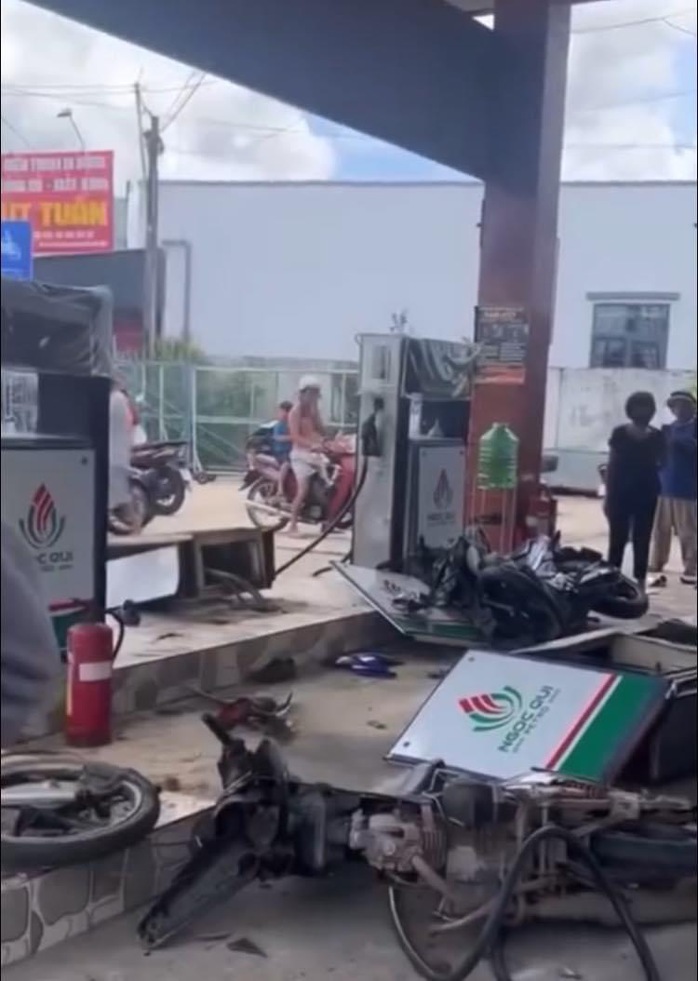 CLIP: Xe máy lao như tên bắn tông bay trụ xăng và khách đổ xăng ở Tây Ninh- Ảnh 2.
