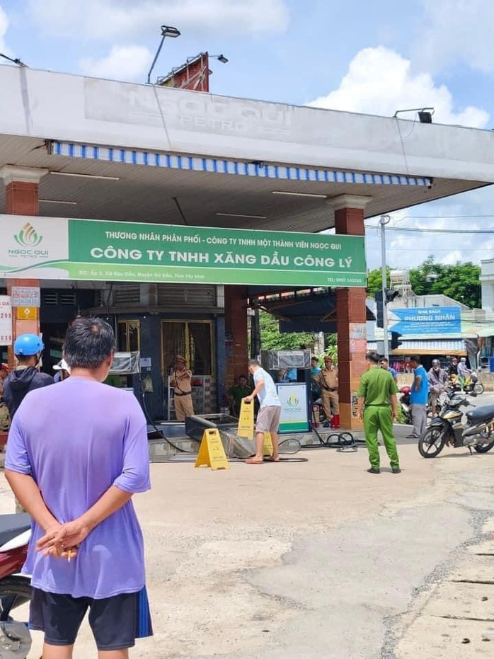 CLIP: Xe máy lao như tên bắn tông bay trụ xăng và khách đổ xăng ở Tây Ninh- Ảnh 3.