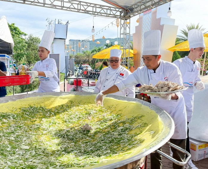 Mãn nhãn với hàng ngàn đặc sản tại lễ hội Tinh hoa đất biển Bình Định- Ảnh 4. Mãn nhãn với hàng ngàn đặc sản tại lễ hội Tinh hoa đất biển Bình Định- Ảnh 4.