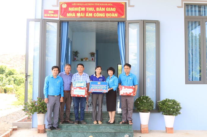 Tặng áo khoác cho Đoàn viên Nghiệp đoàn xe ôm Ninh Hoà
- Ảnh 1.