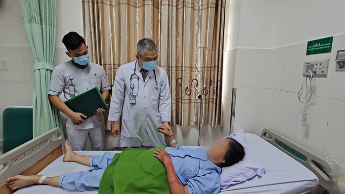 Người phụ nữ bị kiến lửa cắn gây nhiễm trùng huyết nguy kịch- Ảnh 2. Người phụ nữ bị kiến lửa cắn gây nhiễm trùng huyết nguy kịch- Ảnh 2.
