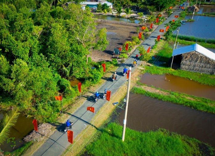 Cờ Tổ quốc tung bay trong gió hè ở Bạc Liêu- Ảnh 1. Cờ Tổ quốc tung bay trong gió hè ở Bạc Liêu- Ảnh 1.