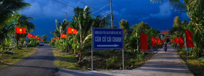 Cờ Tổ quốc tung bay trong gió hè ở Bạc Liêu- Ảnh 2. Cờ Tổ quốc tung bay trong gió hè ở Bạc Liêu- Ảnh 2.