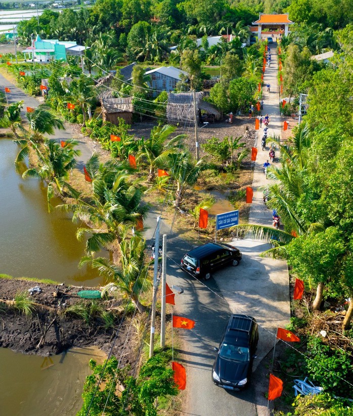 Cờ Tổ quốc tung bay trong gió hè ở Bạc Liêu- Ảnh 3. Cờ Tổ quốc tung bay trong gió hè ở Bạc Liêu- Ảnh 3.