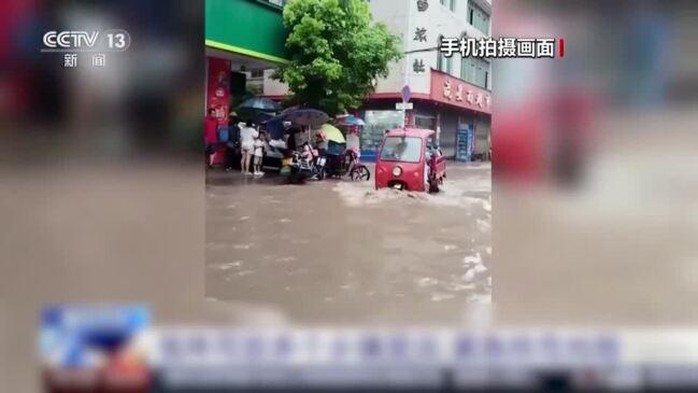 Trung Quốc: Mưa lũ kỷ lục, đập Tam Hiệp báo động cao- Ảnh 3. Trung Quốc: Mưa lũ kỷ lục, đập Tam Hiệp báo động cao- Ảnh 3.