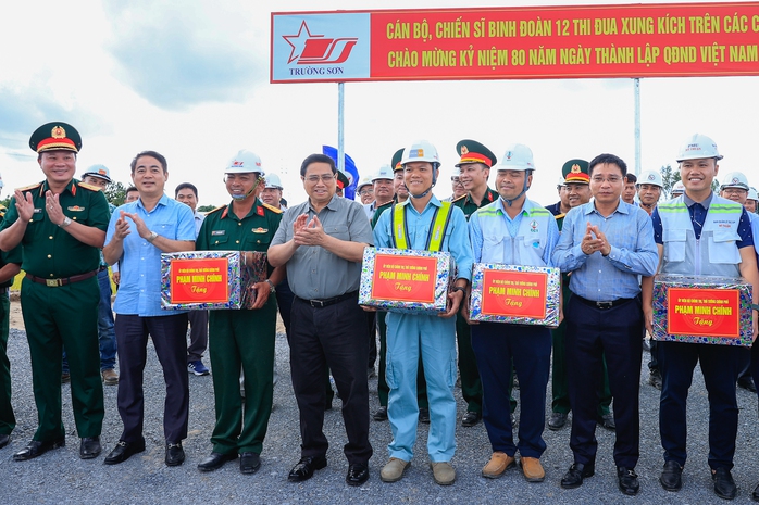 Thủ tướng Phạm Minh Chính tiếp tục băng đồng kiểm tra dự án cao tốc ở miền Tây- Ảnh 3. Thủ tướng Phạm Minh Chính tiếp tục băng đồng kiểm tra dự án cao tốc ở miền Tây- Ảnh 3.