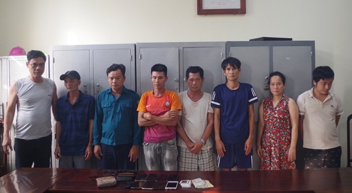 Bắt 8 người trong ngôi nhà có dấu hiệu bất thường- Ảnh 1. Bắt 8 người trong ngôi nhà có dấu hiệu bất thường- Ảnh 1.